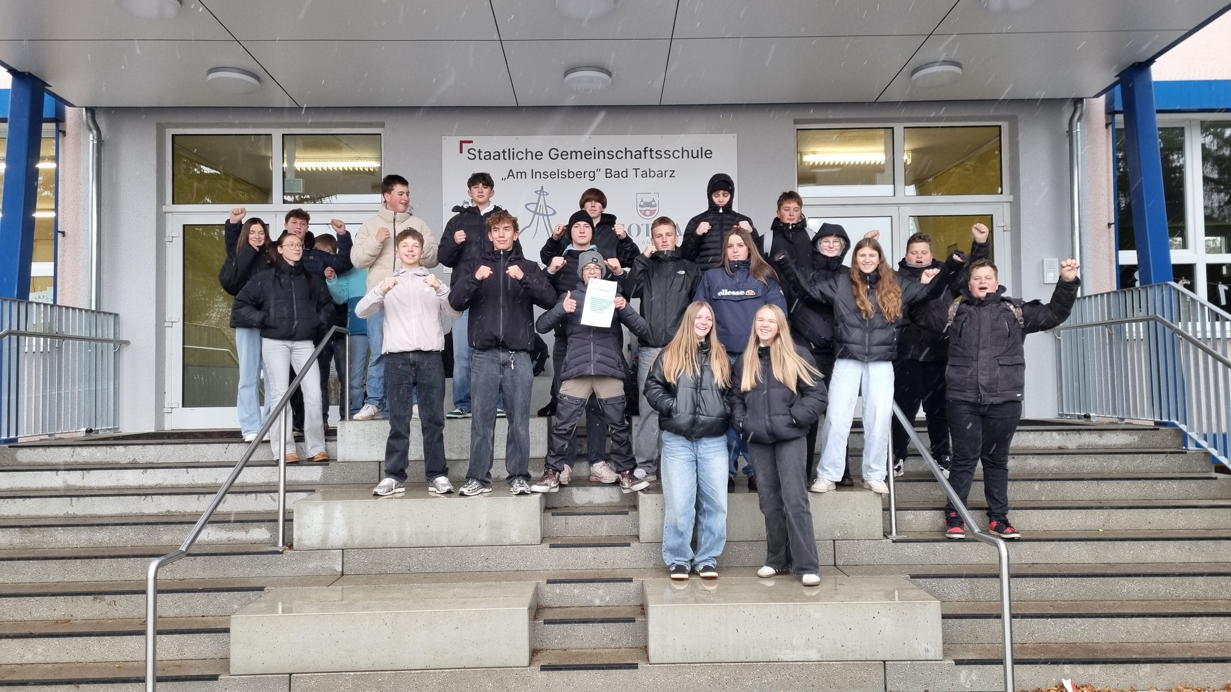 Die glückliche Gewinnerklasse, die Klasse 9a der Staatlichen Gemeinschaftsschule Tabarz in Tabarz, freut sich über den 1. Platz und 1.000 Euro.
